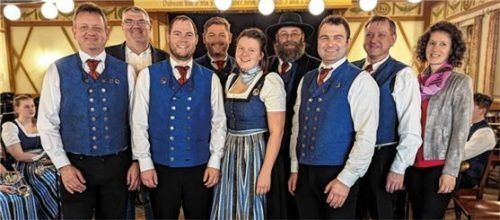 Die Vorstandsmitglieder der Musikkapelle mit Bürgermeister Ullrich Gaigl (Zweiter von links) und (von links) Notenwart Christian Lohmayr, Zweiter Vorsitzender Christoph Haslberger, ehemaliger Zweiter Vorsitzender Markus Seidl, Kassierin Anita Bernhard, Vorsitzender Thomas Seisenberger, Dritter Vorsitzender Florian Schwarzenbeck sowie den Beisitzern Paul Kranzmayer und Irene Loidl.Foto furch