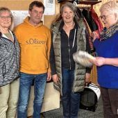 Stockschützen blicken zurück