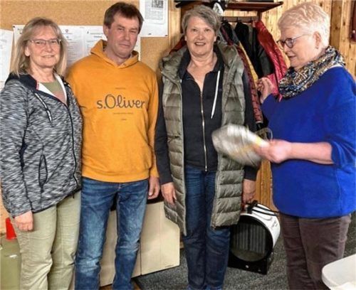 Die Vorstandsmitglieder (von links) Monika Neuwald, Sepp Bibinger und Elke Bernert (rechts) ehrten Luise Franta. Foto richterstetter