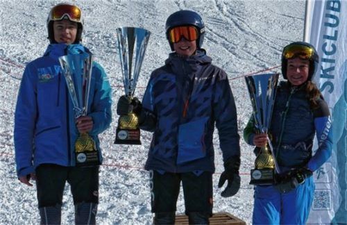 Die Wanderpokale wechseln den Besitzer: Alexander Detterbeck, Ignaz Thurmaier und Antonia Käser siegten in ihrer Wertung (von links). Foto re