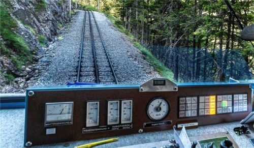 Die Wendelsteinbahn: Am Josefitag fahren alle Josefs, Josefines und Josefas zum Nulltarif auf den Wendelstein. Sepperl aus dem nördlichen Landkreis lassen sich diese Einladung nicht entgehen. Foto  P. Hofmann
