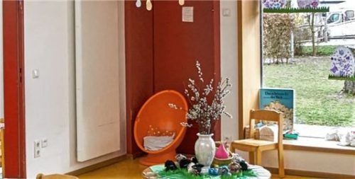 Die wunderschöne Osterdekoration im Kindergarten in Mettenheim täuscht nicht darüber hinweg, dass über die Finanzierung der Betriebskosten nachgedacht werden muss. Foto Kretschko