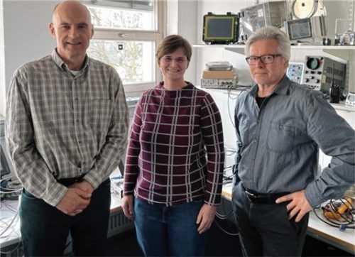 Die Zusammenarbeit von Professor Dr. Peter Zentgraf (links) mit den Hagelpiloten Andrea Lindner und Georg Vogl soll die Region noch besser vor Hagelereignissen schützen. Foto Baumeister