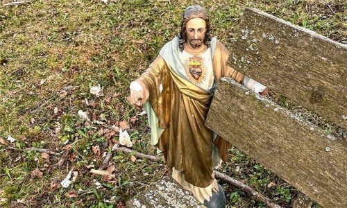 Diese Figur hat Martin Schönacher aus Feldkirchen-Westerham an einer Parkbank zwischen Ast und Wertach gefunden. Wer diese Statue dort abgestellt hat und wieso sie dort steht, diese Fragen sind bislang unbeantwortet.Foto  Schönacher