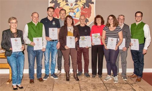 Diese Schützinnen und Schützen der Mettenheimer ASG belegten Platz eins bei Meisterschaften auf Gau- und Landesebene (von rechts nach links): Stefan Sinnhuber, Matthias Größl, Stephanie Horki, Ingrid Mayer, Harry Mayer, Elsa Kern, Peter Schröder, Christoph Schröder, Hans Hartinger und Claudia Hohenberger. Foto Kretschko