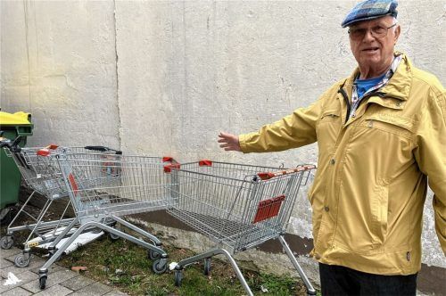 Dieter Weihrauch stört sich an den Einkaufswagen und dem herumliegenden Müll bei einem Durchgang zum Stadtplatz in Waldkraiburg. Auch sonst ärgert er sich über die mangelnde Sauberkeit in der Stadt. Foto Gennutt