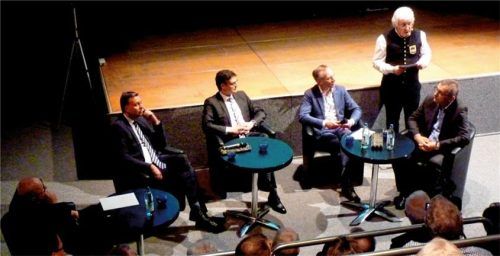 Diskussionsrunde mit (von links) Georg Braun, Bundestagsabgeordnetem Stephan Mayer, Landrat Max Heimerl, Bürgermeister Robert Pötzsch, dem Bundesvorsitzenden der Banater Schwaben, Peter-Dietmar Leber, und Georg Ledig (hinten). Foto fischer