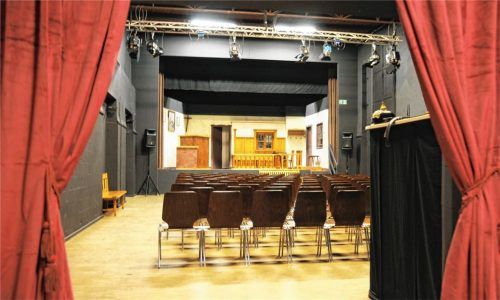 Dort, wo die Internatsschüler jahrzehntelang ihre Leibesübungen betrieben haben, wird nun Theater gespielt und musiziert. Foto Reischl-Zehentbauer