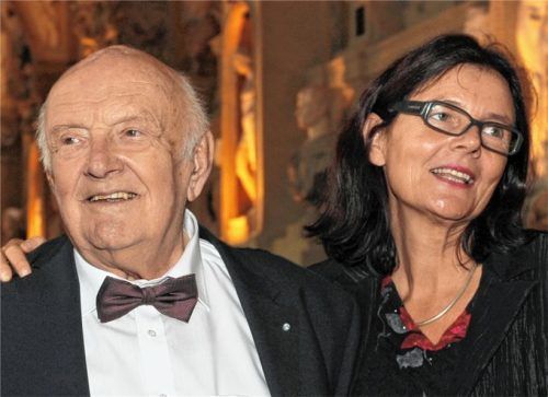 Dr. Susanne Preußler-Bitsch mit ihrem Vater Otfried Preußler 2010 bei der Verleihung des Maximiliansordens an den Schriftsteller. Foto Peter Kneffel (dpa)