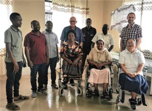 Dr. Thomas Brei (rechts) und Dr. Thomas Kühn (Mitte) besuchen das Masanga Health Centrum.Foto Clinic-Projekt-Mwanza
