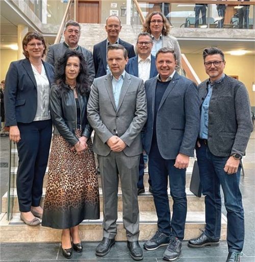 Drängende Probleme erörterten vier Landtagsabgeordnete und Vertreter der Traunsteiner Justiz auf Einladung des Richtervereins Traunstein: (hinten von links) Landtagsabgeordneter (MdL) Josef Lausch, der Leitende Oberstaatsanwalt Dr. Wolfgang Beckstein, MdL Markus Saller und der Staatsanwalt Nils Wewer sowie (vorne von links) Monika Veiglhuber vom Richterverein, die Landgerichtsvizepräsidentin Andrea Titz, der Bezirksvorsitzende Dr. Rainer Vietze, MdL Michael Koller und MdL Dr. Martin Brunnhuber. Foto Richterverein