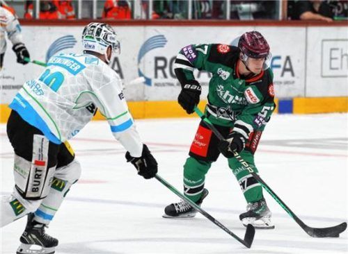 Drei Siege gelangen den Starbulls Rosenheim (rechts Marvin Feigl) in der Hauptrunde gegen die Bietigheim Steelers (links Niklas Heinzinger).Foto mb.presse – Butzhammer