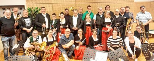 Eggstätter und Obinger Musikanten beim Patenbitten im Probenraum der Musikkapelle Obing.Foto Hötzelsperger