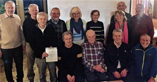 Ehrende und Geehrte: (hintere Reihe, von links) Dr. Josef Schötz, Hubert Schex, Erich und Elisabeth Totzauer, Rita Martl, Albert Kuhrt, Edda Prantl und Burkhard Martl sowie (vorne von links) Gert Graedler, Helmut Mayer, Herbert Huber, Max Finster, Ralph Glas.Foto re