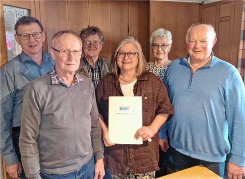 Ehrende und Geehrte: (von links) Franz Marchl, Georg Reichtalhammer, Dr. Peter Aigner, Uschi Hofmann, Ortsvorsitzende Elke Hanisch und Hubert Straub. Foto gillitz