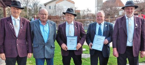 Ehrende und Geehrte: (von links) Vorsitzender Hans Weiderer, Viktor Bauer (40 Jahre Mitglied), Josef Stellner und Franz Brandmaier (50 Jahre Mitglieder) sowie Zweiter Vorsitzender Fred Maier.Foto penzkofer