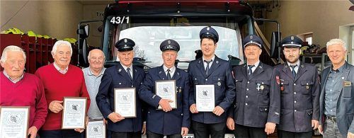 Ehrende und Geehrte: (von rechts) Bürgermeister Thomas Schmidinger, Kommandant Christian Huber, Vorsitzender Alex Roither, Mathias Nachbar, Georg Schillmaier, Alfons Oberbauer, Xaver Prebeck, Sepp Heiß und Hans Berndlmaier, bereits 70 Jahre Mitglied der Wehr.Foto unterforsthuber