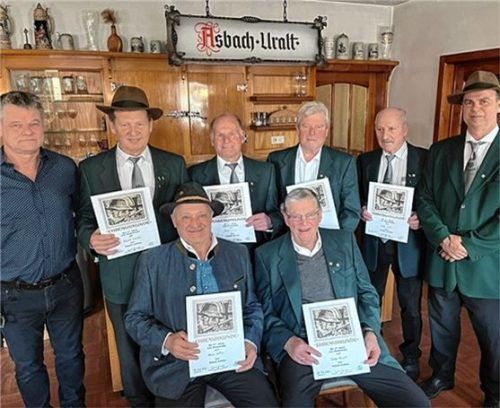 Ehrung für 40 Jahre Mitgliedschaft beim Krieger- und Soldatenvereins Pemmering: (hinten, von links) Isens Dritter Bürgermeister Hans Angermaier, die Geehrten Rupert Häusler, Albert Ellinger, Josef Lerch und Georg Liebl mit Vorsitzendem Georg Gantner sowie (sitzend, von links) die Geehrten Franz Kellner und Georg Reiner.Foto ksv