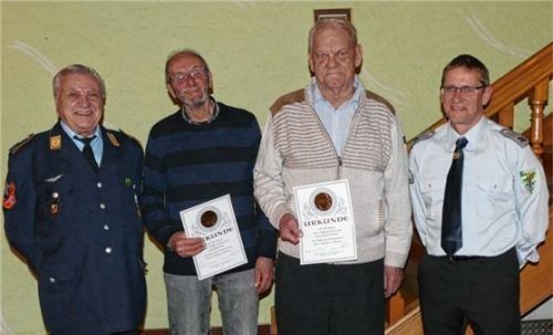 Ehrungen beim KSRV Kraiburg: (von links) Vorsitzender Peter Esterer mit den geehrten Alois Rauscher und Josef Unterforsthuber sowie Stellvertreter Gerhard Unterforsthuber.Foto bachmaier