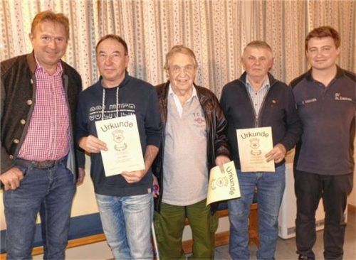 Ehrungen beim SV St. Erasmus: (von links) Martin Wieser vom BLSV mit den Geehrten Josef Huber, Helmut Schmidt und Johann Obermaier sowie SV-Vorstand Andreas Bernhart. Foto bachmaier
