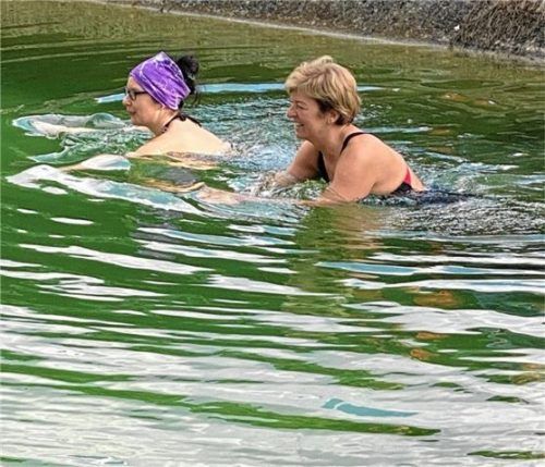 Ein bisschen kalt war’s schon, aber eine sehr werbewirksame Aktion für das Garser Klosterbad von Zweiter Bürgermeisterin Hildegard Brader (vorn) und Daniela Fischer vom Bauamt.Foto Fuchs
