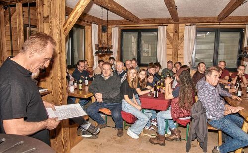 Ein Blick in das voll besetzte Feuerwehrstüberl der FFW Lochheim, beim Vortrag des Vorsitzenden Helmut Preitenwieser während seines Tätigkeitsberichtes. Foto Kretschko