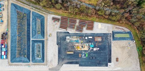 Ein Blick von oben auf den Bohrplatz in Polling: Dort wird im März ein Bohrer aufgestellt, der mit einer Probebohrung prüft, ob ausreichend Thermalwasser zur Verfügung steht. Foto Erdwärme Inn GmbH