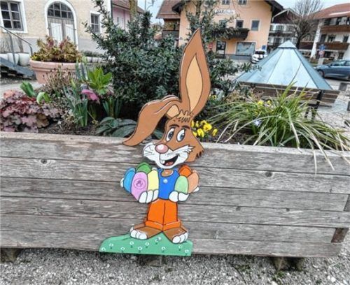 Ein bunter Osterhase lacht den Besuchern des Marktplatzes bereits entgegen. Foto  Müller