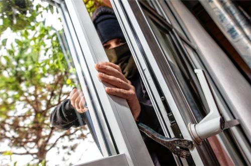 Ein Einbrecher verschafft sich über ein Fenster Zutritt zu einer Wohnung (Symbolfoto). Foto dpa