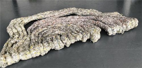 Ein Flickerlteppich aus in Bögen angeordneten Papierwülsten: Lutz Schäfer: „Rolling in the Deep“, 2024.