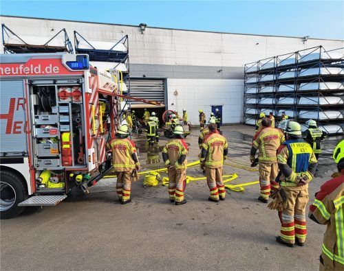 Ein Großaufgebot an Feuerwehren aus der Region hatte sich am Donnerstagnachmittag auf den Weg nach Heufeldmühle bei Bruckmühl gemacht, nachdem dort in einer Industriehalle ein Feuer ausgebrochen war. Foto Hadersbeck