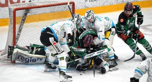 Ein Hauen und Stechen wird es zwischen Rosenheim und Bietigheim geben – in der Hauptrunde haben es die beiden Teams in dieser Szene schon einmal vorgemacht.Foto Hans-Jürgen Ziegler