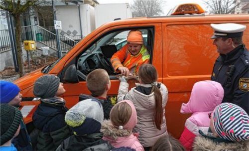Ein Mitarbeiter der Straßenmeisterei nahm freiwillig an der Aktion teil und bekam von den Kindern der Klasse 3b Schokolade geschenkt. Foto Sutherland