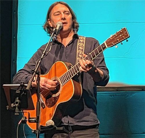 Ein Musiker und seine Gitarre: Pippo Pollina auf der Bühne des Ballhauses. Foto pfurtscheller