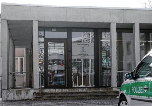 Ein Polizeifahrzeug steht vor dem Landgericht. Foto dpa