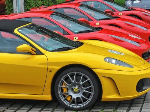 Ein Rosenheimer (31) verkaufte mit seinem Geschäftspartner (35) aus Ebersberg Luxusautos in den Nahen Osten – lieferte die Fahrzeuge aber nie aus. Foto dpa