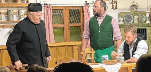 Ein strenges Regime führt der Wirt Beno Leitner (Konrad Nußreiner, Mitte) vor allem, was Brauchtum und Heimatpflege betrifft und ist sich damit mit dem Bildschnitzer Florian (Michael Riegl, rechts) einig, sodass sich selbst der Pfarrer (Sepp Baumgartner) genötigt sieht, auf die beiden einzuwirken.Foto grundner