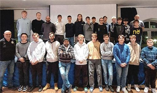 Ein voller Erfolg: Die Absolventen des Schiedsrichter-Kurses mit Obmann Josef Kurzmeier und Lehrwart Michael Hofbauer. Foto re