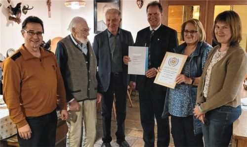 Eine besondere Ehrung gab es für Michael Gruber: (von links) Dirigent Josef Pirchmoser, der Geehrte Michael Gruber, der bisherige Vorsitzende Josef Beham, der Vorsitzende des Sängerkreises Wendelstein, Alois Hundhammer, sowie Barbara Noichl und Monika Brandl vom Innkreis Sängerbund.Foto re