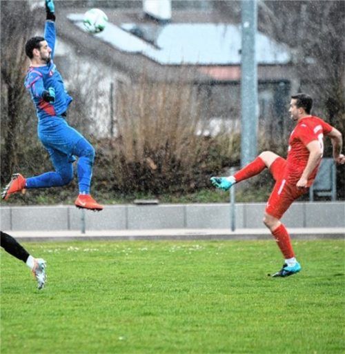 Eine der großen Bruckmühler Chancen: Maximilian Gürtler scheitert an Torwart Cedomir Radic.Foto Franz Ruprecht