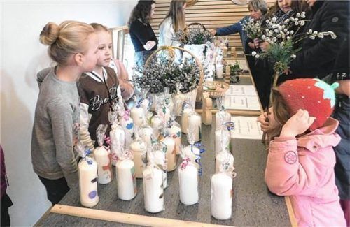 Eine große Auswahl an selbst gestalteten Osterkerzen und auch geweihte Palmbuschen boten die Ministranten beim Fastensuppenessen an.Foto unterforsthuber