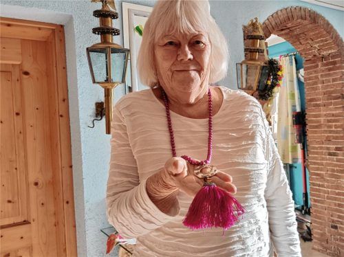 Eine hübsche Kette, passend zu einem Sommerkleid: Wenn Margaretha Bauriedl gewusst hätte, welche Konsequenzen diese Internet-Bestellung nach sich ziehen würde, hätte sie die Finger davon gelassen. Foto Josef Enzinger