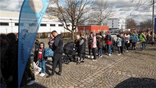 Eine lange Schlange von Tauschwilligen bildete sich vor dem Eingang der Aula des Gymnasiums. Fotos Re