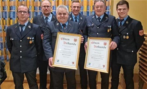 Eine Urkunde erhielten Ehrenvorsitzender Martin Berger (Dritter von links) und Ehrenkommandant Peter Schechtl, (Zweiter von rechts) im Beisein von (von links) Zweitem Vorsitzenden Thomas Huber, Kommandant Benjamin Schechtl, Vorsitzendem Gerhard Stettner und Zweitem Kommandant Simon Kitzeder.Foto Fischer