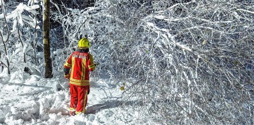 Einen starken Wintereinbruch gab’s Anfang Dezember. Daraus resultierten fünf Einsätze am 2. Dezember 2023, die zu einem Rekordjahr mit insgesamt 91 Einsätzen der Bad Feilnbacher Wehr beitrugen. Foto Feuerwehr Bad Feilnbach