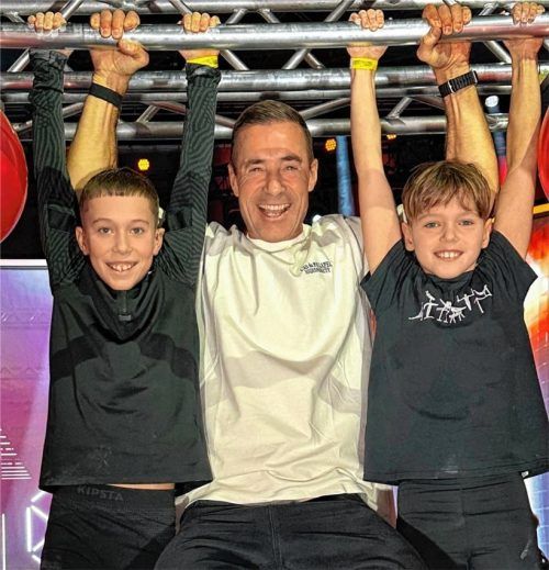 Einfach mal so rumhängen? Nicht für die beiden Mühldorfer Kunstturner Émile Teuchert (9 Jahre, rechts) aus Ampfing und Niki Rausch (9) aus Tüßling, die einen Weltmeister und einen Olympiasieger herausfordern. Hier sind sie zusammen mit Moderator Kai Pflaume zu sehen. Foto Klöpper
