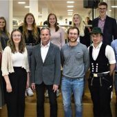 Bürgermeister ehrt erfolgreiche Schulabgänger