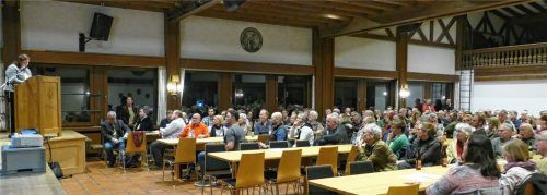 Enormes Interesse: Rund 200 Gäste waren gekommen, um sich über die „IG zum Erhalt bäuerlicher Existenz im oberen Inntal“ zu unterstützen. Am Podium: Ortsbäuerin Anna Pichler. Fotos Schubert