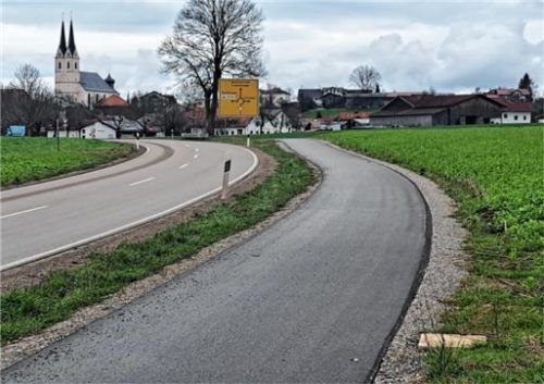 Entlang dieses Radweges bei Tuntenhausen machte eine Passantin am Sonntagabend eine ungewöhnliche Entdeckung. Foto Hadersbeck