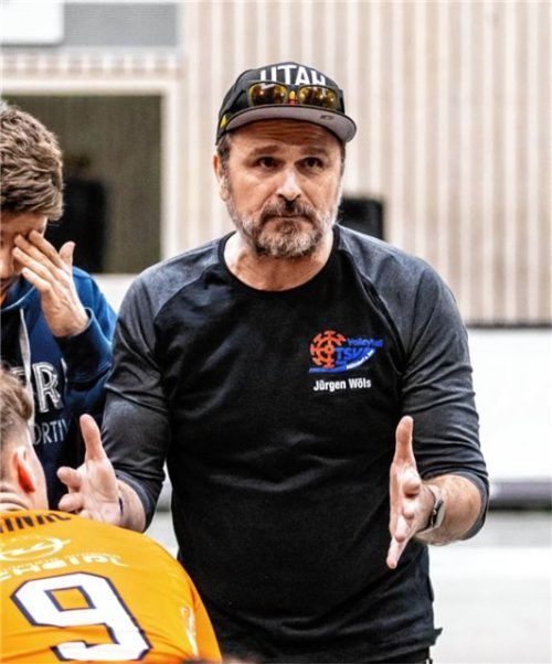 Er kam, sah und siegte: Chefcoach Jürgen Wöls (Mitte) hat es geschafft, aus jungen Wilden und erfahrenen Oldies eine schlagkräftige Truppe zu formen.Foto Fabian Bartsch